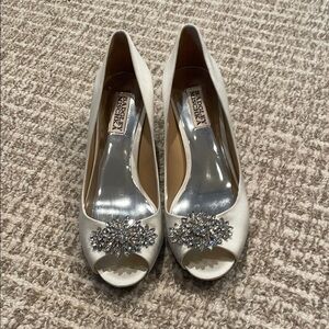 Badgley Mischka Women's White Peep Toe Kitten Heels